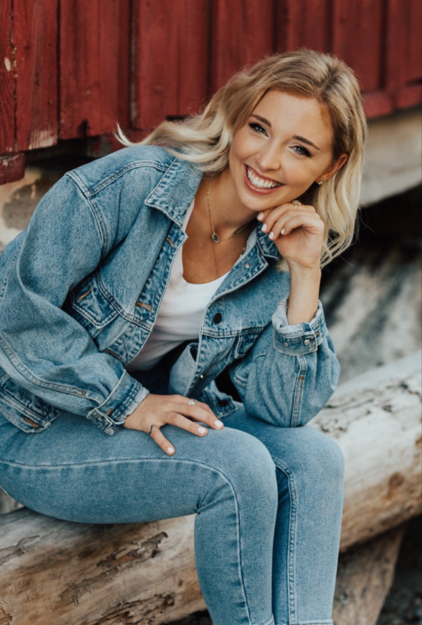 Isabelle Invamkovich's senior photo.