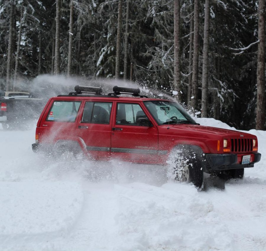 A+car+going+through+snow.