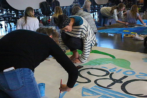 Seniors Hannah Clymer and Charlotte Offin work together to complete the Seniors Homecoming run-through poster.