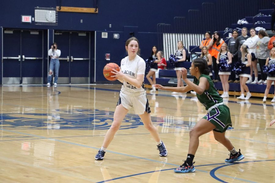 Sammie Thoma gets ready to pass the ball to another teammate in their game against Edmonds Woodway. 